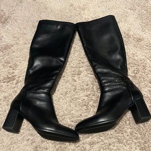 Black leather boots, very elegant